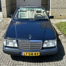 Image 3/8 of Mercedes-Benz 300 CE-24 (1993)