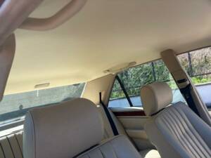 Image 26/50 of Mercedes-Benz E 200 (1993)