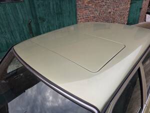 Image 34/73 of Mercedes-Benz 230 E (1985)