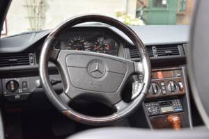 Image 12/15 of Mercedes-Benz E 200 (1997)