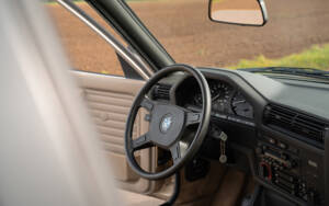 Image 44/80 of BMW 320i (1983)