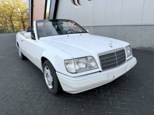 Image 12/36 of Mercedes-Benz E 200 (1994)