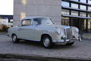 Image 16/41 of Mercedes-Benz 220 SE (1959)