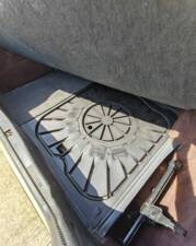 Image 36/42 of Mercedes-Benz 300 CE (1988)