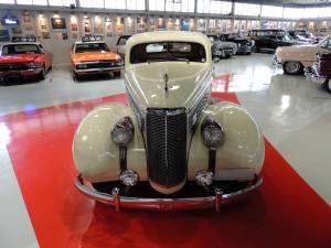 Image 2/15 of LaSalle Series 50&#x2F;27 Opera Coupé (1938)