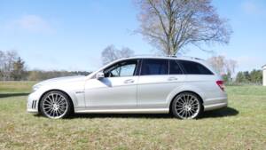Imagen 7/18 de Mercedes-Benz C 63 AMG T (2010)