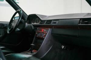 Image 20/32 of Mercedes-Benz 500 E (1992)