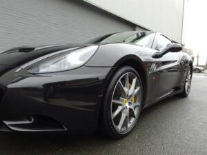 Image 20/99 of Ferrari California (2010)
