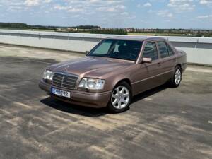 Immagine 4/13 di Mercedes-Benz E 220 (1994)