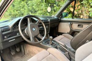 Image 7/27 of BMW 320i (1989)