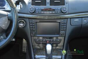 Image 36/50 of Mercedes-Benz E 500 T (2004)