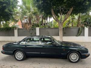 Image 2/10 of Jaguar XJ 8 Executive (2000)