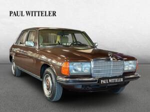 Image 3/21 of Mercedes-Benz 230 E (1983)