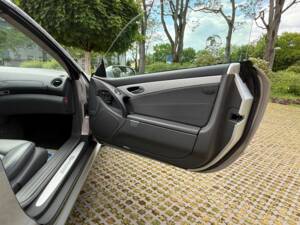 Image 18/29 of Mercedes-Benz SL 55 AMG (2004)