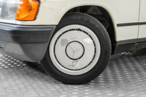 Image 4/50 de Mercedes-Benz 190 D (1985)