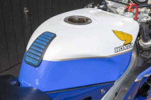 Image 6/50 of Honda VFR 750R RC 30 (1989)