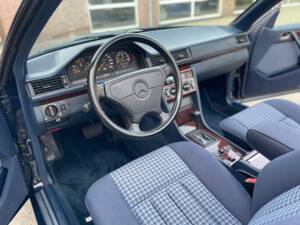 Image 11/25 of Mercedes-Benz E 200 (1996)