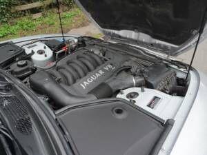 Image 16/19 of Jaguar XK8 4.0 (2001)