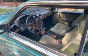 Image 21/66 of Mercedes-Benz 230 CE (1981)