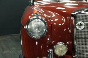 Imagen 31/50 de Mercedes-Benz 220 S (1957)