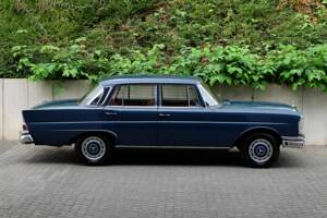 Image 12/76 de Mercedes-Benz 220 S b (1963)