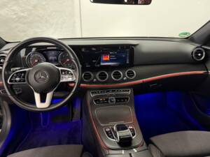 Image 14/32 of Mercedes-Benz E 200 d (2020)