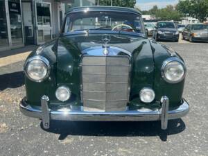 Image 2/21 de Mercedes-Benz 220 SE (1960)