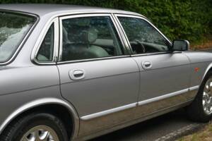Immagine 23/50 di Jaguar XJ 8 Executive (2002)