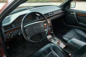 Image 46/50 of Mercedes-Benz 300 CE-24 (1991)