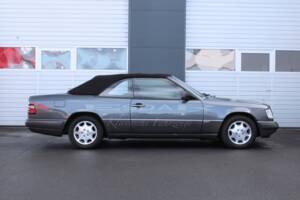 Bild 3/31 von Mercedes-Benz E 200 (1996)
