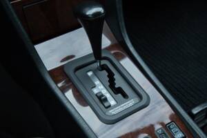Image 33/63 of Mercedes-Benz 220 E (1993)