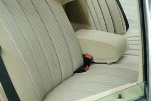 Bild 31/50 von Mercedes-Benz 260 SE (1986)