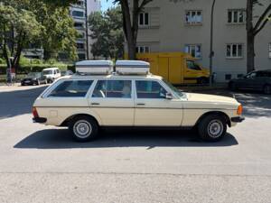 Image 3/36 of Mercedes-Benz 300 TD Turbodiesel (1982)