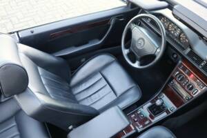 Image 8/50 of Mercedes-Benz E 220 (1994)