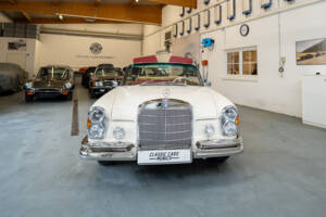 Image 2/37 of Mercedes-Benz 250 SE (1966)