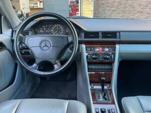 Imagen 19/64 de Mercedes-Benz E 500 (1993)
