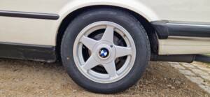 Immagine 7/19 di BMW 325i (1987)