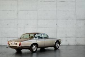Bild 29/50 von Jaguar XJ 6 L 4.2 (1975)