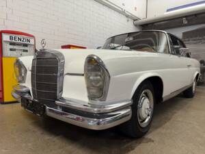 Image 2/18 of Mercedes-Benz 250 CE (1968)