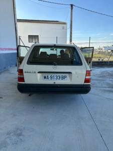 Immagine 9/14 di Mercedes-Benz 230 TE (1987)