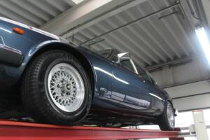 Image 10/50 of Jaguar XJ 12 (1987)