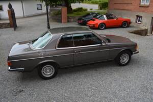 Image 5/15 of Mercedes-Benz 230 CE (1983)