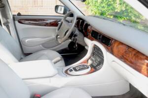 Image 7/8 of Jaguar XJ 8 Sovereign (1998)