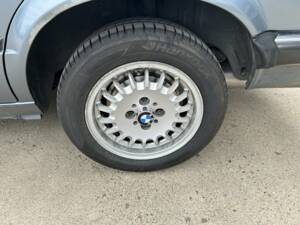 Image 7/8 of BMW 318i (1988)