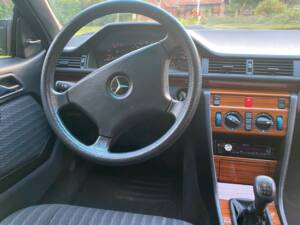 Bild 14/35 von Mercedes-Benz 230 CE (1992)