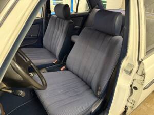 Image 8/18 of Mercedes-Benz 200 (1983)