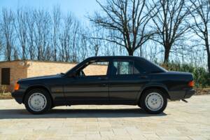 Imagen 5/50 de Mercedes-Benz 190 E (1988)