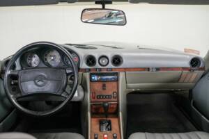 Afbeelding 2/24 van Mercedes-Benz 560 SL (1988)