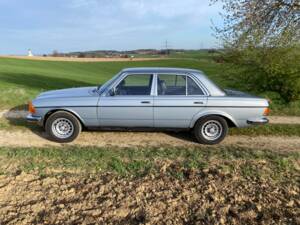 Image 2/19 of Mercedes-Benz 280 E (1981)