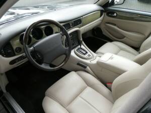 Image 8/21 of Jaguar XJR 4.0 (2001)